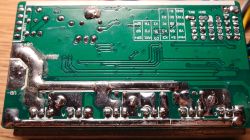 Zbliżenie na płytkę PCB sterownika silnika elektrycznego z widocznymi ścieżkami i punktami lutowniczymi.