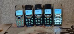 Pięć klasycznych telefonów Nokia z podświetlonymi ekranami i klawiaturami