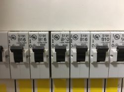 Zdjęcia najlepszych i najgorszych instalacji elektrycznych.