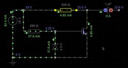 Schemat układu elektronicznego z MOSFETem 2N7000 i kondensatorem.