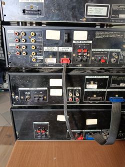 Tylna część wieży audio z różnymi portami i złączami, w tym System Control 3.