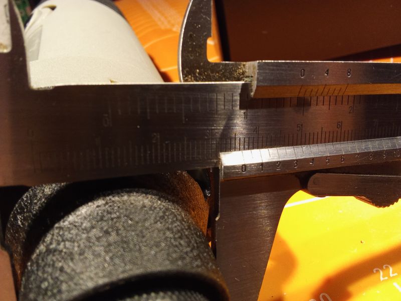 Suwmiarka mierzy średnicę korpusu szlifierki.