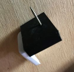 Uchwyt z otworem na wkręt do mocowania rolety Gardinia - projekt i wydruk 3D Uchwyt z otworem na wkręt do mocowania rolety Gardinia - projekt i wydruk 3D