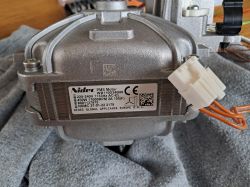 Zdjęcie silnika Nidec PMS Motor o modelu WB110D24B00, z tabliczką znamionową.