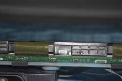 Hisense 65U6NQ - pionowe pasy i żółty proszek przy matrycy, zalanie czy COF?