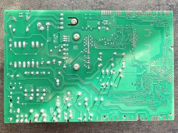 Płyta PCB z widocznymi punktami lutowniczymi i ścieżkami, brak widocznych uszkodzeń