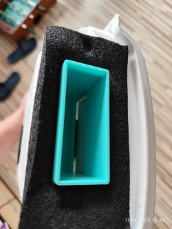 Zbliżenie na element termostatu z niebieskim kanałem powietrza.