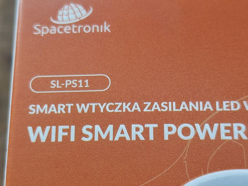Zbliżenie na opakowanie produktu Spacetronik, model SL-PS11, z oznaczeniem 