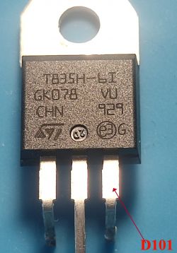 Tranzystor T835H-6I z zaznaczoną prawą nóżką D101 na niebieskim tle