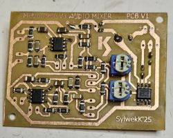 Zbliżenie na płytkę drukowaną audio miksera Metronome V3 z podzespołami elektronicznymi i podpisem SylwekK'25.