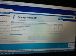Ekran testu systemu SCR z wynikami ciśnienia powietrza i środka redukującego w barach.