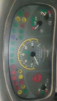 Panel kontrolny ciągnika Ursus 4502 z nieaktywnym obrotomierzem.