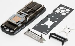 Rozłożona karta graficzna GeForce RTX z widocznym układem chłodzenia i elementami montażowymi
