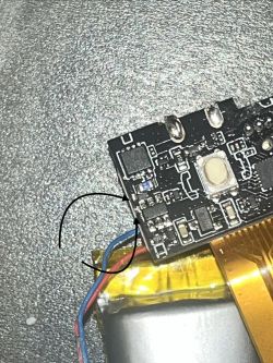 Zbliżenie na uszkodzoną płytkę PCB z widocznymi punktami bez czarnej warstwy ochronnej