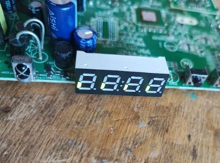 Wyświetlacz segmentowy z działającymi cyframi na płytce drukowanej.