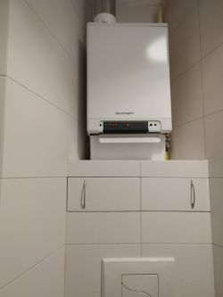 Regulacja temperatury w pomieszczeniach podłogówka-grzejniki