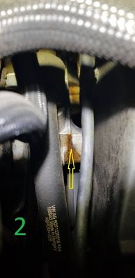 Zdjęcie komory silnika VW Tiguan II z widocznym wyciekiem smaru w okolicy alternatora.