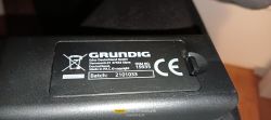 Etykieta Grundig: Item No. 19935, Batch 2101033 Etykieta na spodzie urządzenia Grundig z numerem 19935 i kodem partii 2101033