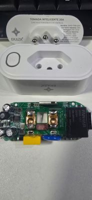 EKAZA smart plug 20A and its internal circuit board