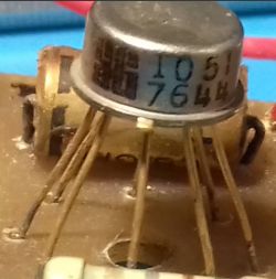 Gdzie znaleźć datasheet lub opis wyprowadzeń dla scalaka na zdjęciu?