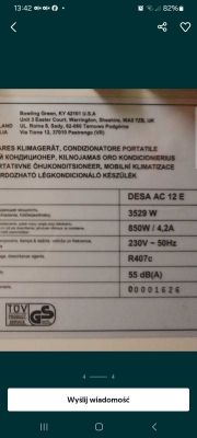 Tabliczka znamionowa urządzenia klimatyzacyjnego z informacjami technicznymi.