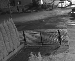 Obraz nocny z kamery Dahua: wyraźny widok ulicy i samochodów.