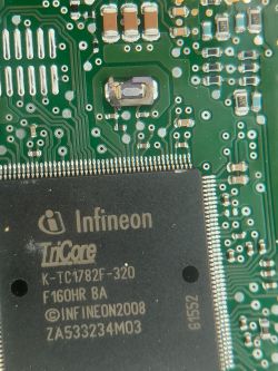 Zbliżenie na płytkę drukowaną sterownika z układem Infineon TriCore.