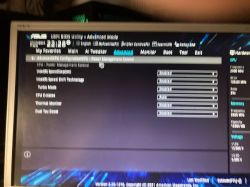 Interfejs UEFI BIOS na ekranie komputera, pokazujący zaawansowane ustawienia procesora.