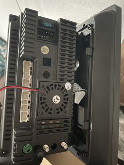 Panel tylni urządzenia elektronicznego z widocznymi złączami i wentylatorem.