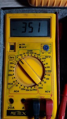 Żółty miernik Metex M-3610 z wyświetlaczem pokazującym wartość 351.