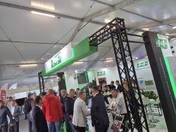 Stoisko firmy F&amp;F na targach ENERGETAB 2025 z licznymi odwiedzającymi.