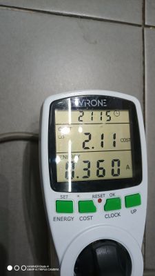 Multimetr Virone pokazujący wartości prądu i energii