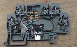 Rozdzielnica z modułami elektronicznymi i okablowaniem