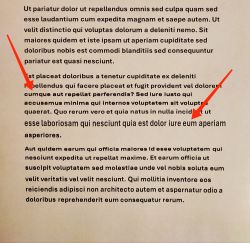 Zdjęcie wydruku z tekstem, w którym czcionka jest nierówno rozciągnięta. Zaznaczono fragmenty problemu.