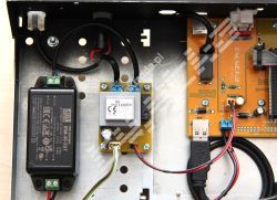 Wnętrze obudowy z zasilaczem, transformatorem i płytkami elektroniki audio