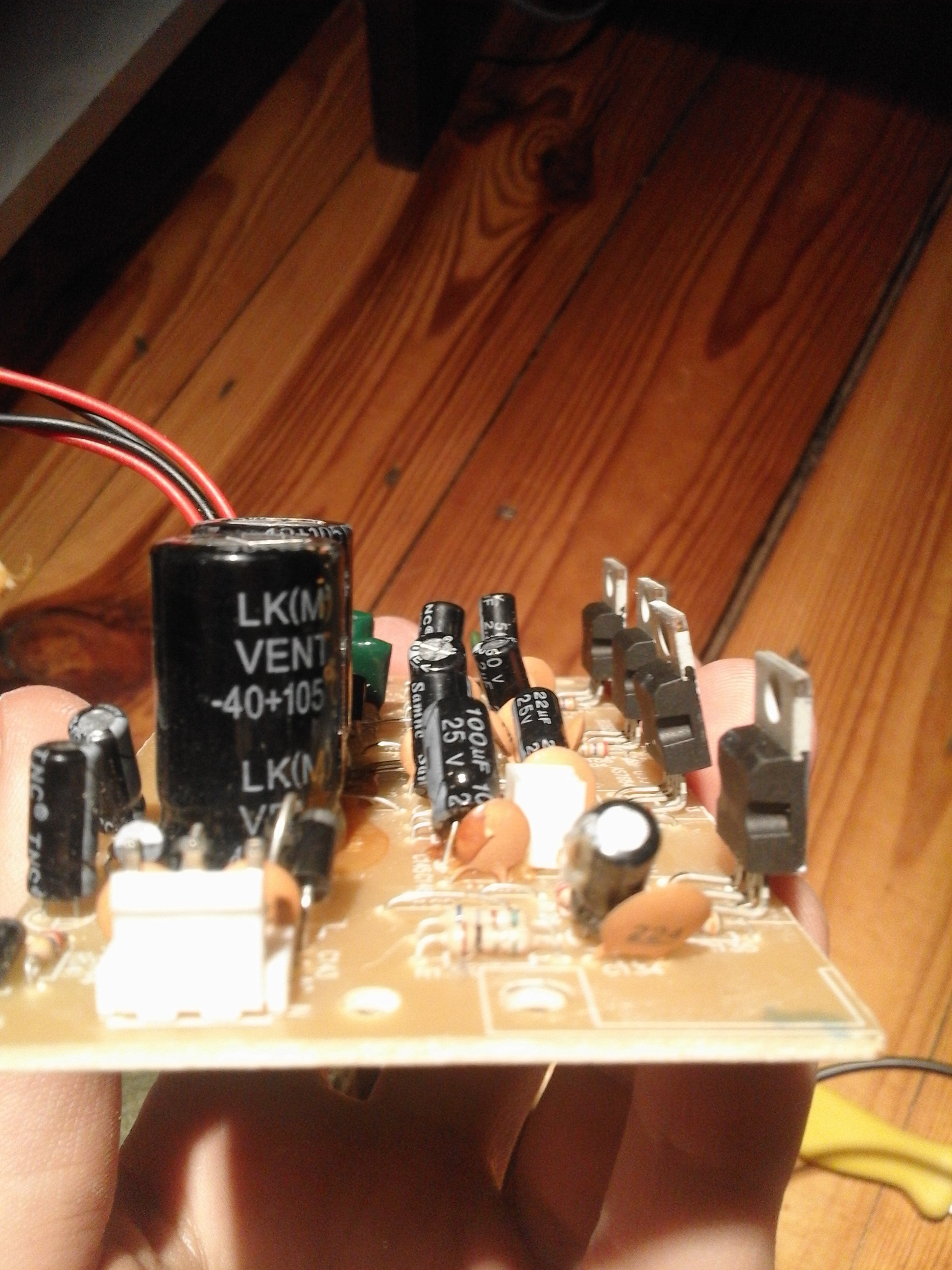 Microlab Fc530U - trzaski z subwoofera, czy to rozlane kondensatory?