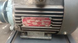 Tabliczka znamionowa radzieckiego silnika elektrycznego 220 V, 1,1 kW, 2835 obr./min