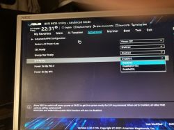 UEFI BIOS Utility na monitorze pokazujący ustawienia zaawansowane.