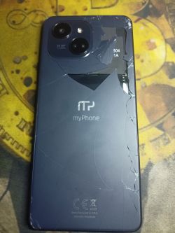 Tylny panel smartfona myPhone N23 Plus 5G z rozległymi pęknięciami i uszkodzeniami.