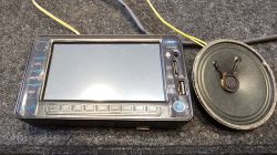 Ekran nawigacji GPS z głośnikiem na szarej powierzchni