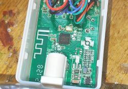 LED strip controller LN8825 with visible wiring and integrated circuits.