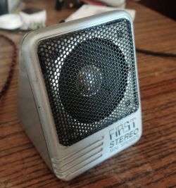 Głośnik stereo mini na stole.