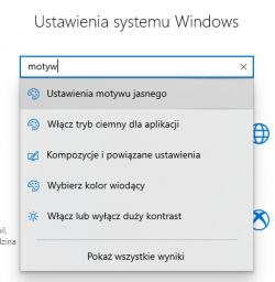 Okno wyszukiwania w ustawieniach systemu Windows z wynikami dotyczącymi motywów.