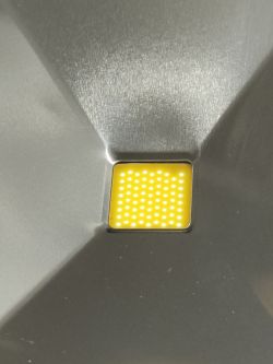 Zbliżenie na diody LED w reflektorze.