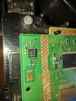 Identyfikacja elementu na płycie napędu PS4, błąd CE-35888-2