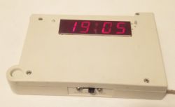 Zegar na wyświetlaczu LED z zepsutego, starego radiobudzika