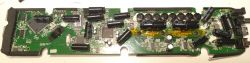 Płytka PCB soundbara z wymienionymi kondensatorami elektrolitycznymi i SMD