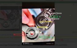 Zdjęcie mechanizmu z elementami oznaczonymi strzałkami w różnych kolorach.