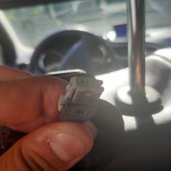 Jak uruchomić ekrany w zagłówkach w Peugeot 5008 z 2010 roku?