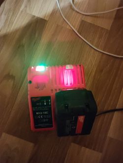 Ładowarka Milwaukee M12-18C - migająca zielona dioda w sektorze M12, brak reakcji na baterię M18